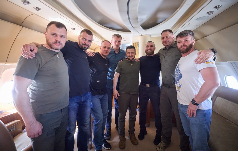 "Ne aducem eroii acasă". Apărătorii de la Azovstal se întorc în Ucraina alături de Zelenski, la bordul avionului cu care a plecat din Turcia