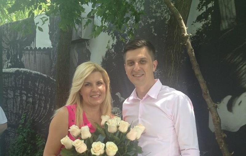 Elena Udrea s-a întâlnit cu "fanul" său numărul 50.000 pe Facebook. Vezi cum a decurs întâlnirea! FOTO