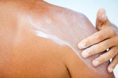 Crema de protecție solară trebuie să aibă un SPF de 30 sau mai mult. Imagine cu caracter ilustrativ. Foto: Profimedia