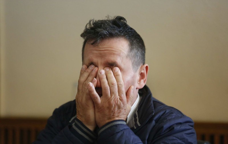 FOTO&VIDEO/ Explicația halucinantă a primarului care a turnat bere peste cadavrul unui urs: „Acasă când tai porcul primul pahar de țuică îl torn peste el. Așa am făcut și aici”