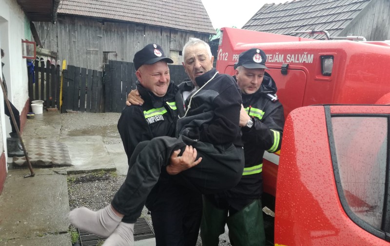 Breşă în digul râului Tărlung din județul Covasna. Peste 100 de oameni, evacuați de pompieri / FOTO&VIDEO