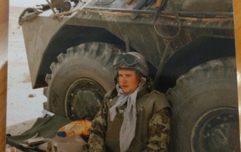 Generalul în rezervă Nicolae Ciucă, numit premier interimar, a luptat în Afganistan și Irak. Fotografie cu el timpul misiunii