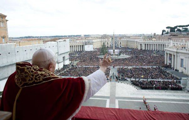 Nu a reuşit de Crăciun şi a vrut să se răzbune de Anul Nou! Un român a încercat să PERTURBE predica lui Papa Benedict al XVI-lea 