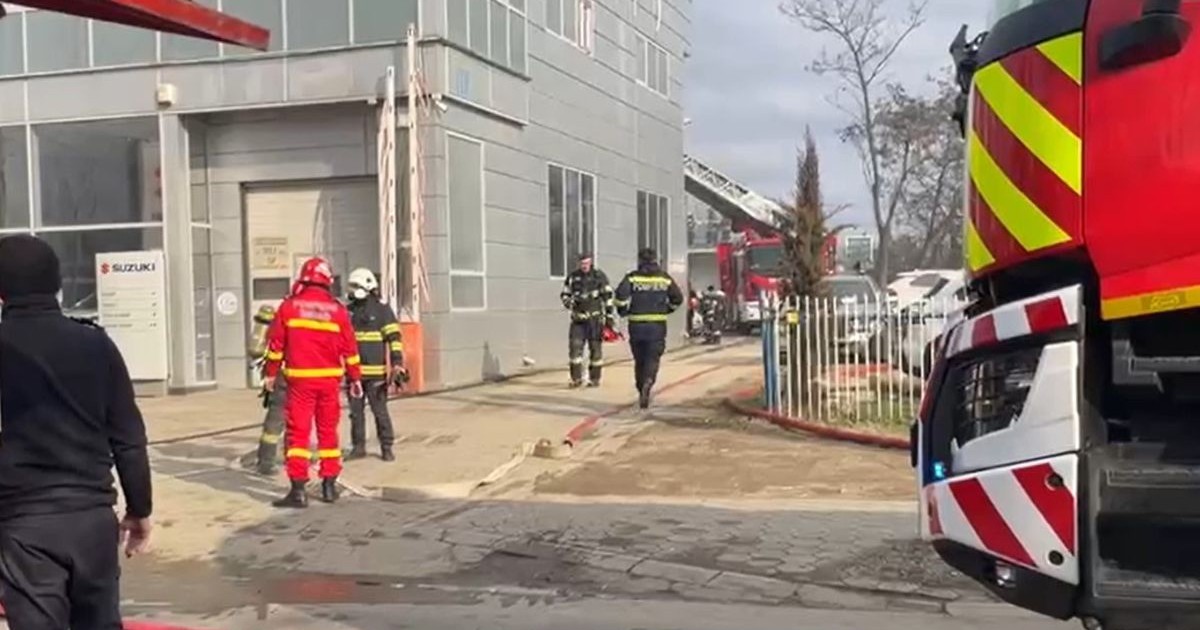 pompieri care intervin la un incendiu izbucnit la o cabină de vopsit al unui service auto din Iași, 7 februarie 2025
