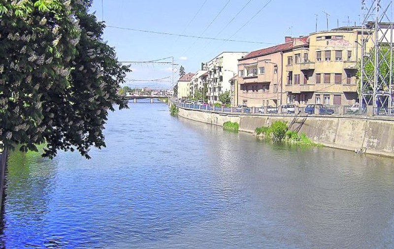 Soluţii incredibile la Cluj-Napoca! Mută râul ca să aibă loc avioanele!