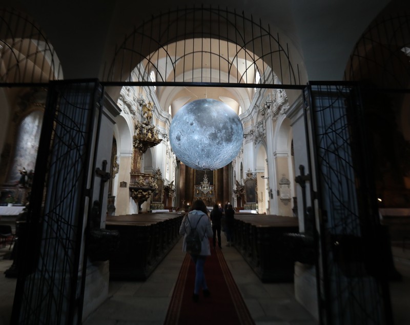 O Lună uriaşă a răsărit într-o biserică din Cluj-Napoca!