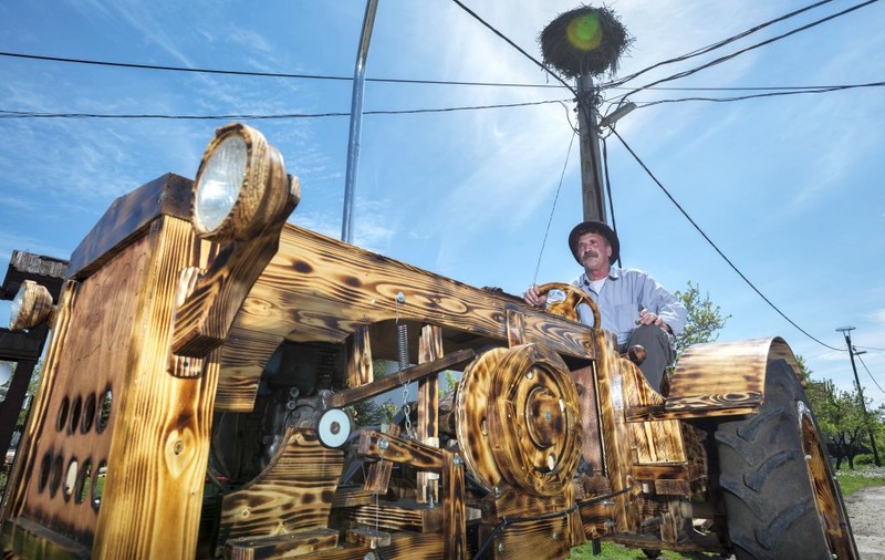 Să vezi și să nu crezi! Și-a făcut singur un tractor din lemn | FOTO 