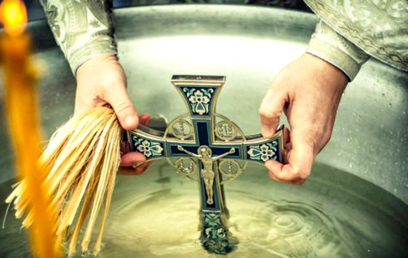 Imaginea zilei de Bobotează. Arhiepiscopul Teodosie, cocoțat pe cisterna cu apă sfințită