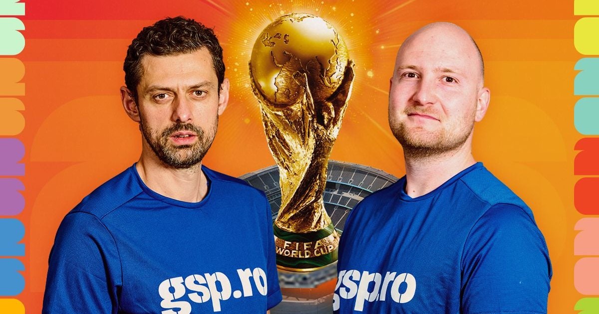 Ionuț Iordache, în stânga, îmbrăcat cu un tricou albastru cu logo GSP, și Sergiu Alexandru, în dreapta, tot cu tricou albastru cu logo GSP, cu Cupa Mondială de Fotbal în centru, pe fundal portocaliu