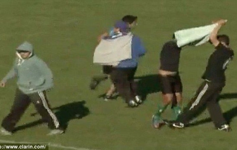 VIDEO / Nebunie în Argentina! De supărare, fani i-au dezbrăcat pe jucători