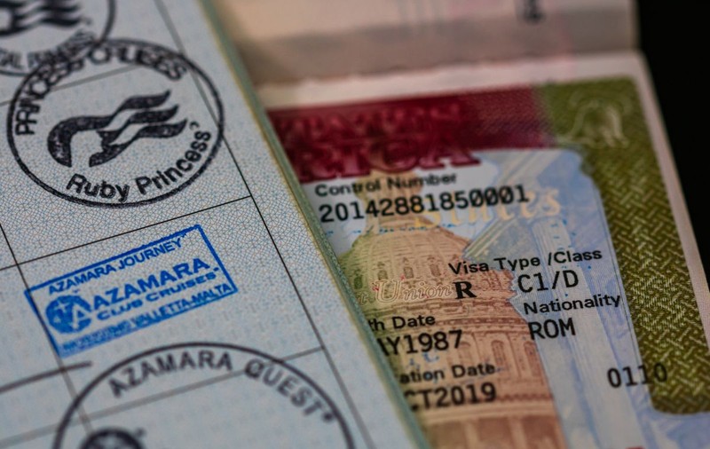 „Sperăm. Nu este garantat”. Românii mai așteaptă cel puțin doi ani pentru a putea intra în SUA fără viză, anunță ambasadoarea americană