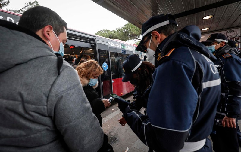 Un român, prima persoană amendată în Roma, după ce certificatul verde a devenit obligatoriu în transportul în comun