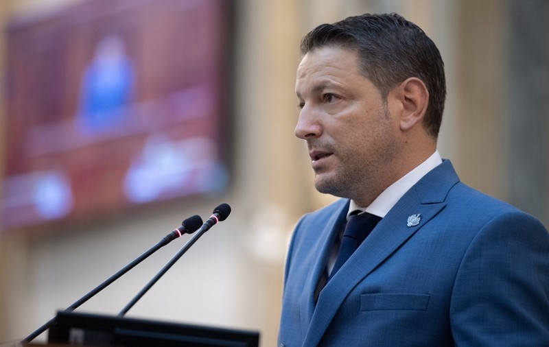 Marius Humelnicu, fotbalistul-blatist de la Economie, s-a retras de pe lista Guvernului Ciucă. Cine îi ia locul