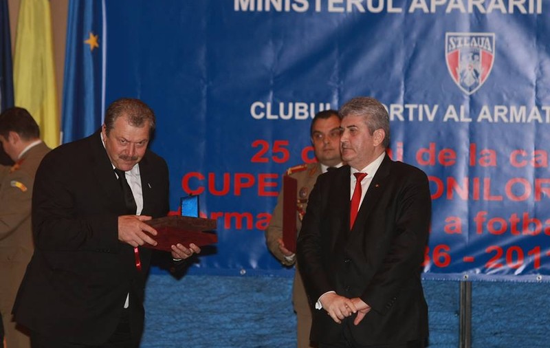 Se plânge că nu are bani, dar adună ca o furnică de peste tot! Klaus Iohannis i-a băgat 1.000 de euro lunar în buzunar lui Helmut Duckadam. Eroul de la Sevilla, pe o listă cu interlopi și cu indivizi care au făcut revoluția din fața televizorului! Are legitimația cu numărul 104. ”Rolul său determinant” a fost că a cumpărat lumânări de 3.000 de lei!