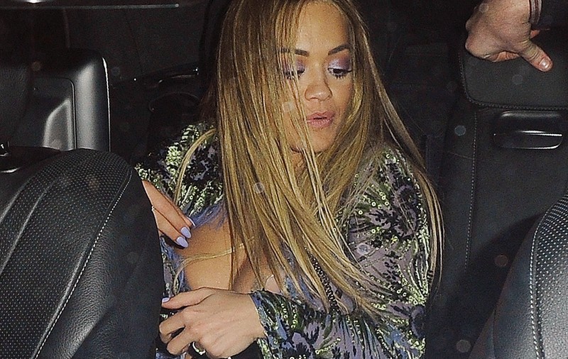 Rita Ora, cu sfârcul la vedere în Londra | GALERIE FOTO