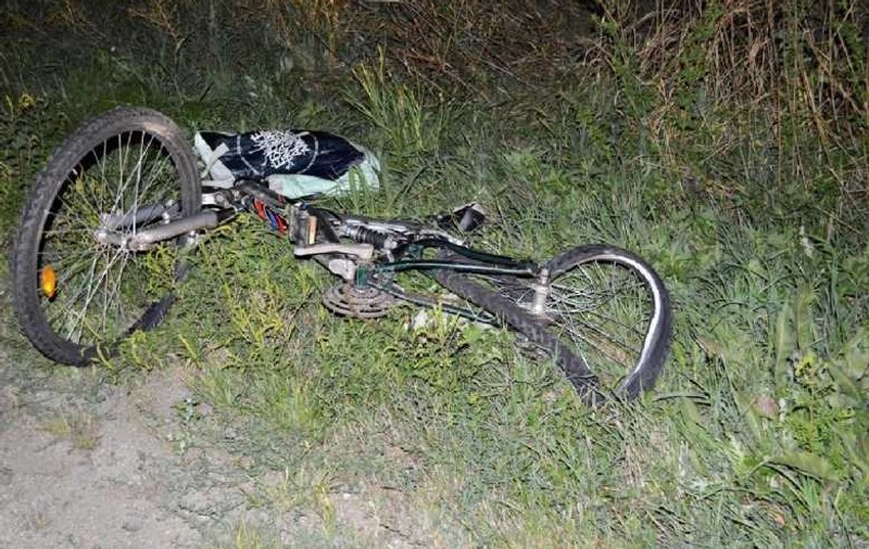 Un fotbalist care mergea cu bicicleta era să fie omorât de o șoferiță. Tânărul s-a ales cu fracturi la o mână și un picior după ce a intrat într-o intersecție fără să se asigure