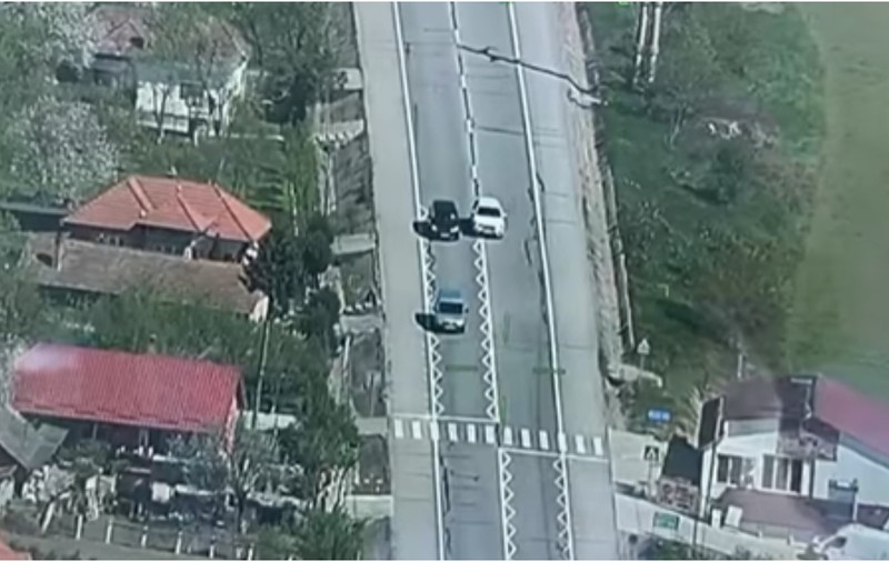 Un șofer a fost oprit de un elicopter al Poliției pentru că nu se oprea din depășiri periculoase și ilegale: „240 de zile fără permis” | VIDEO