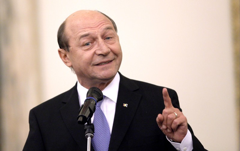 Băsescu: "TVR trebuie DESFIINŢATĂ şi REÎNFIINŢATĂ pe alte baze. Acolo sunt afaceri de familie”  