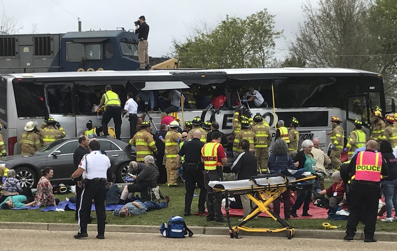 Un tren de marfă a lovit un autobuz, în statul american Mississippi. Patru morți și zeci de răniți