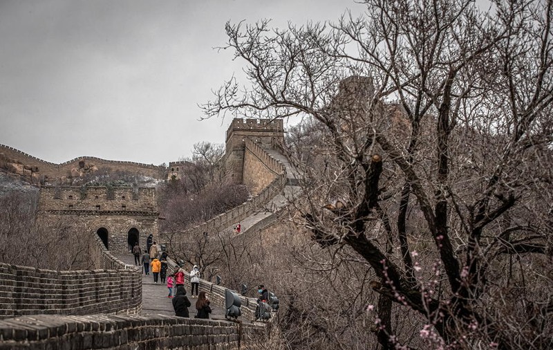 Un responsabil cu strângerea gunoaielor de la Marele Zid Chinezesc a descoperit o tăbliţă de piatră din timpul dinastiei Ming