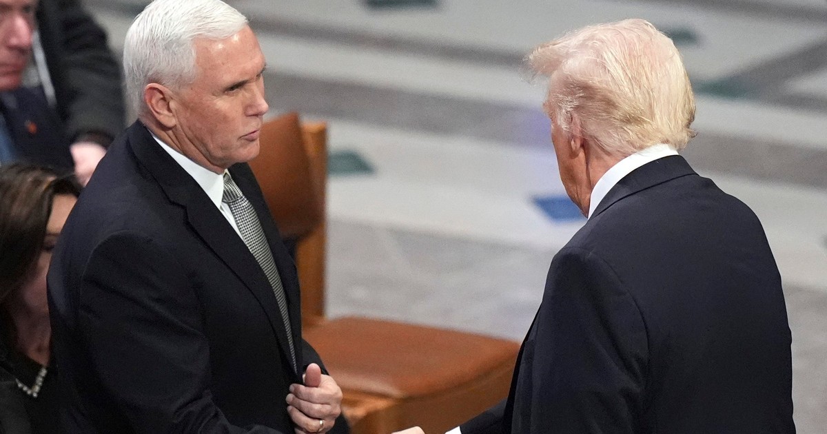 Donald Trump surprins în timp ce dă mâna cu fostul vicepreședinte Mike Pence.