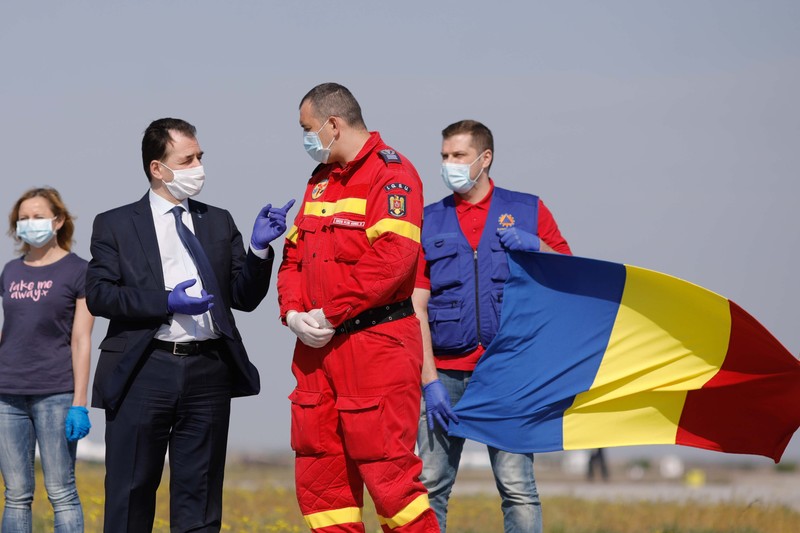 Premierul Ludovic Orban i-a întâmpinat pe medicii români sosiți din Italia. Foto: Inquam Photos / George Călin