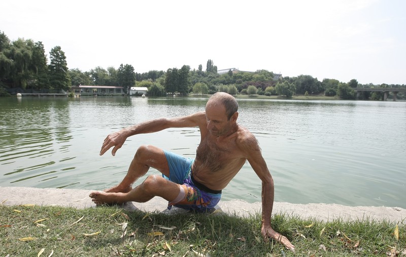 Necazurile se țin scai de Carol Haidu, fost mare portar al Stelei. De-abia se ajunge cu banii, iar recent a fost călcat de tramvai! ”Omul cu mâini de aur” a fost la un pas să-și piardă piciorul! FOTO