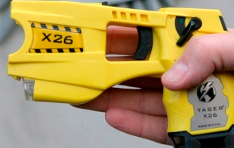 Taser lansează ”pistolul electric cu tir multiplu”