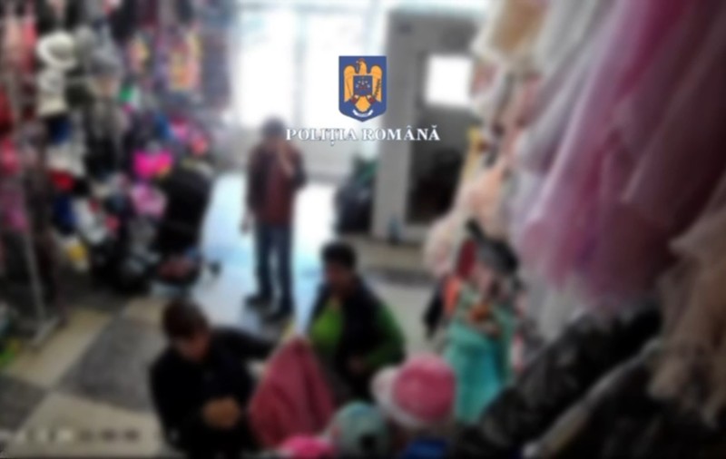 Un bărbat a furat un telefon şi un portofel dintr-un cărucior, în Piața Delfinului. Cum a procedat