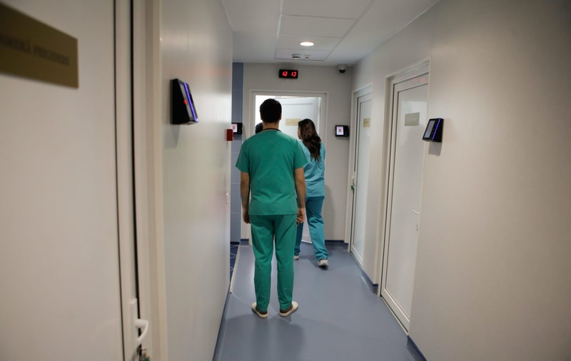 Spălătura pe creier a generației mele, 40-50 de ani: nu ne place sistemul public de sănătate, dar vom muri în case pentru că n-avem bani de cel privat