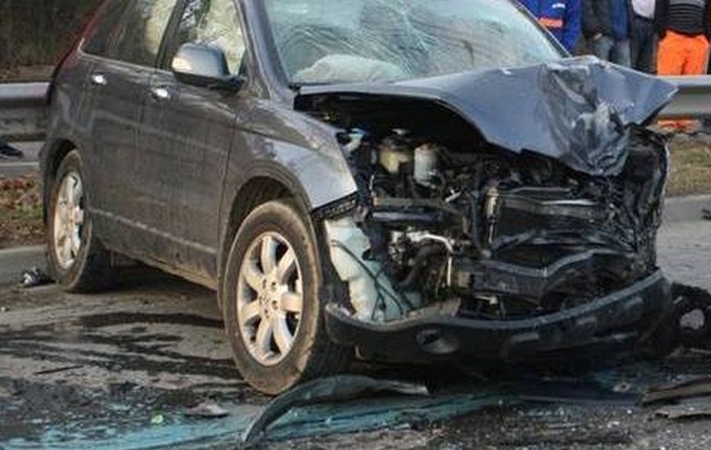 A dărâmat un stâlp cu maşina! Accident surprins de camerele de supraveghere din Buzău | VIDEO 