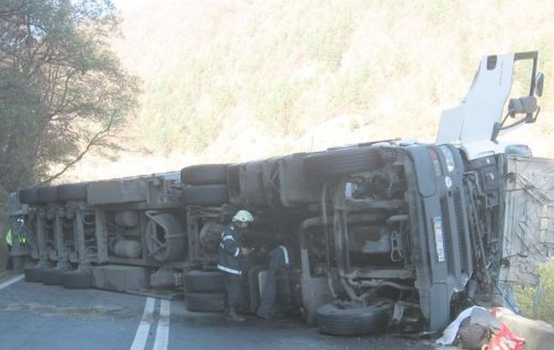 UPDATE: Un tir încărcat cu 24 de tone de azotat de amoniu s-a răsturnat în Buzău. Traficul în zonă a fost reluat | FOTO&VIDEO