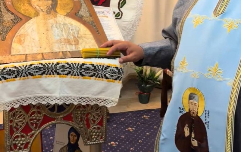 „Părintele Efrem”, satul Fundu Herții, Botoșani, cercetat de polițiști apare într-un spațiu amenajat ca un lăcaș de cult, îmbrăcat în veșminte asemănătoare celor preoțești, lângă mai multe icoane și obiecte religioase