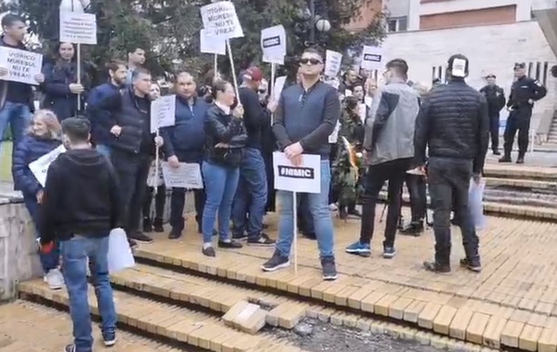 FOTO | Premierul Viorica Dăncilă, aşteptată cu coroane funerare şi pancarte, la Târgu Mureş: "Este inadmisibil, fac acest lucru pentru că nu au argumente!"
