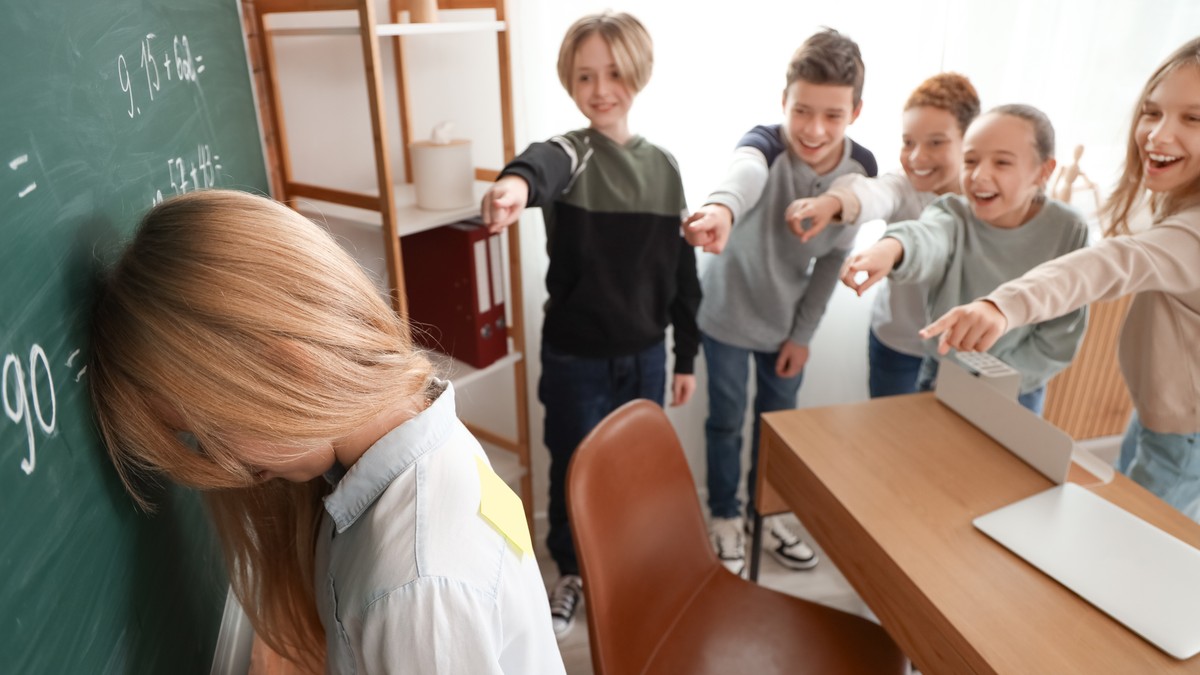 elev victimă a bullyingului colegilor de clasă