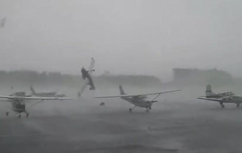 Scene incredibile într-un stat american. Mai multe avioane, luate pe sus de o tornadă