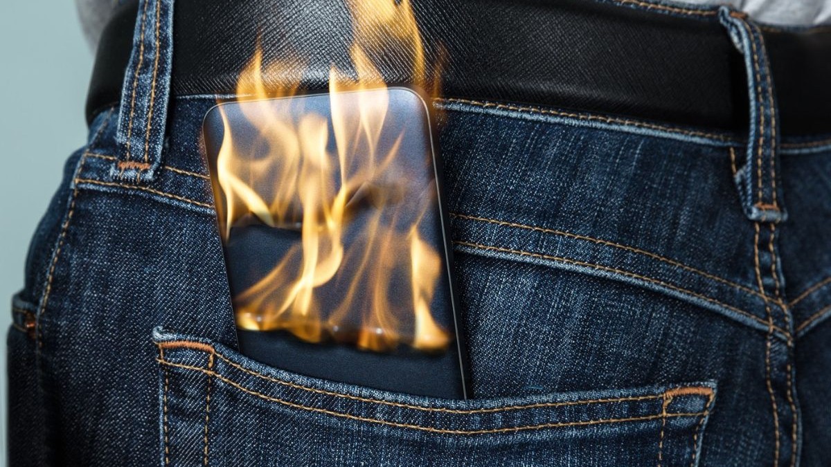 telefon care arde într-un buzunar