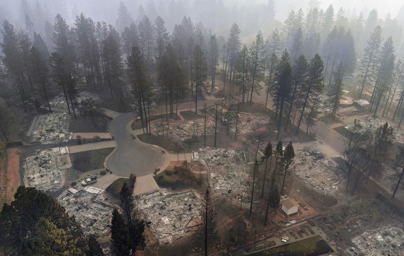 Bilanțul incendiilor de vegetație din California a ajuns la 63 de morți. Peste 600 de oameni, dați dispăruți. Imagini înfiorătoare au fost filmate cu o dronă / VIDEO