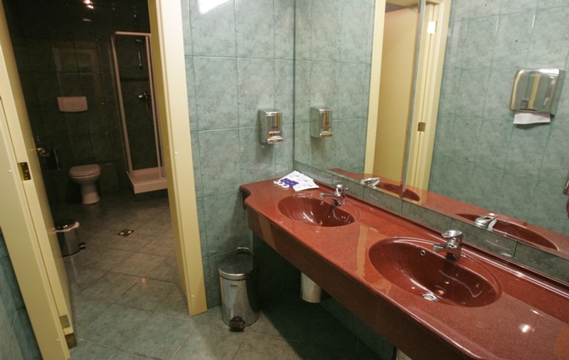 Obrazul subţire cu cheltuială se ţine. STS-ul vrea WC-uri şi pisoare din porţelan