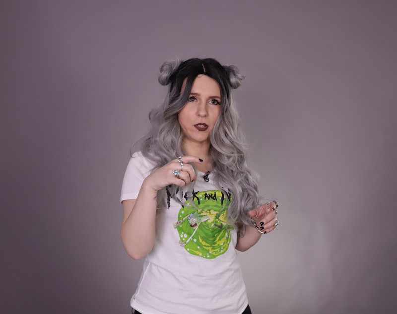 VIDEO | Poeta Marcica, povestea fetei cu scleroză multiplă care își ucide iubiții în versuri. Interviu cu scriitoarea Ioana Laura Florescu: ”Nu vă mai grăbiți, viața trece oricum prea repede!”