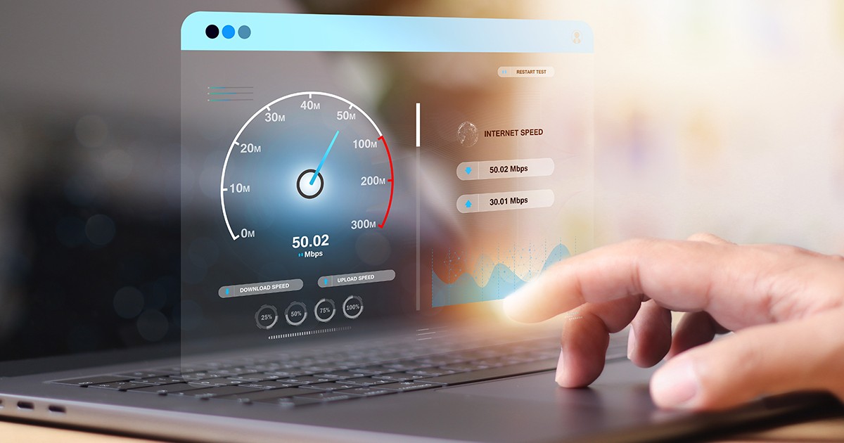 Conexiune rapidă la internet cu conceptul de tehnologie Metaverse, programatori care lucrează pe laptop cu ecran virtual de măsurare a vitezei internetului, concept de internet și tehnologie, internet de mare viteză 6G