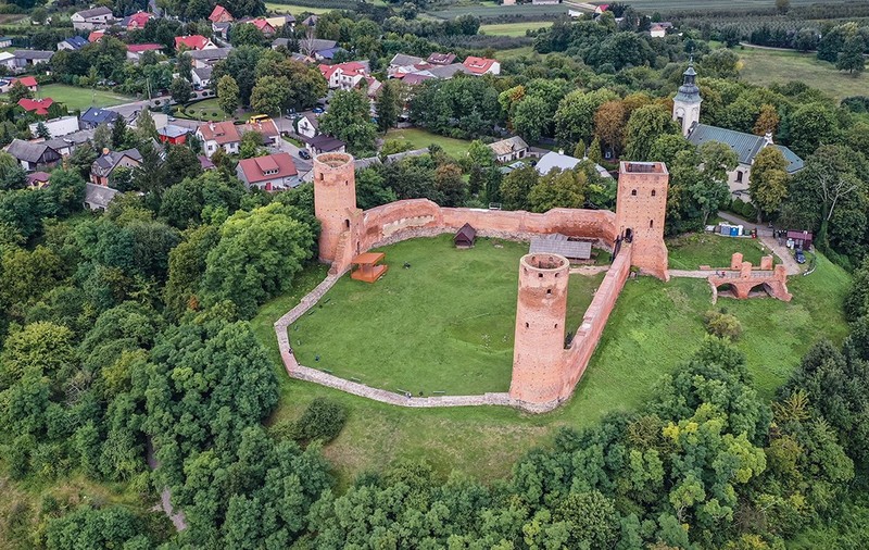 Castelul Czersk din Polonia înconjurat de copaci
