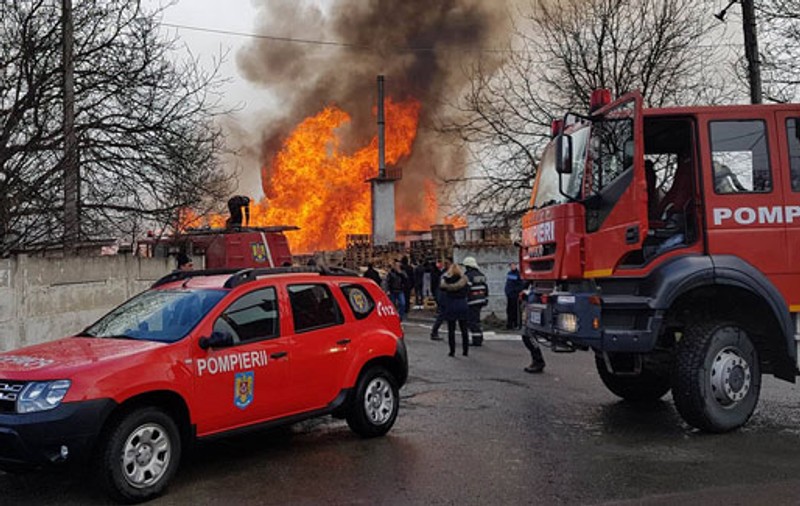 Incendiu în județul Cluj. Flăcările uriașe au înghițit un depozit