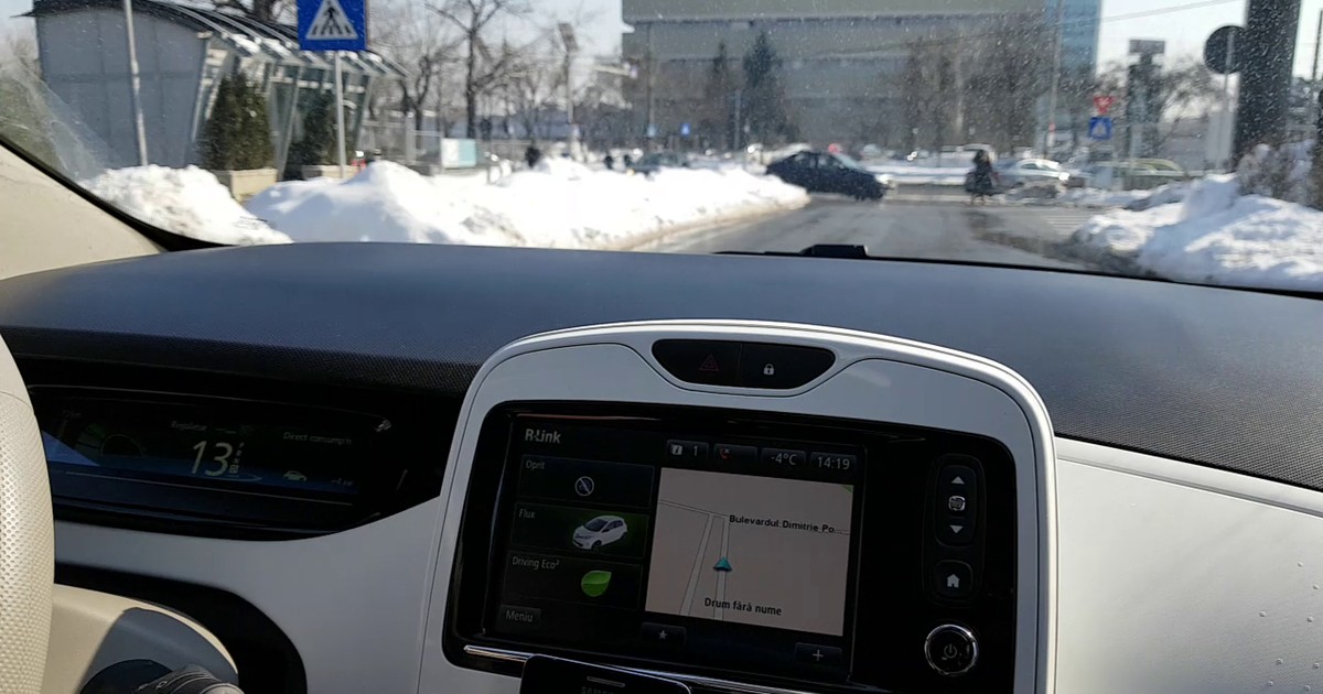 Viscolul care a lovit România în ultimele zile i-a pus în dificultate pe şoferii care şi-au cumpărat autoturisme ecologice, ce protejează mediul înconjurător, aceştia fiind nevoiţi să înveţe cum se conduce o maşină electrică pe zăpadă pentru a nu pierde aderenţa