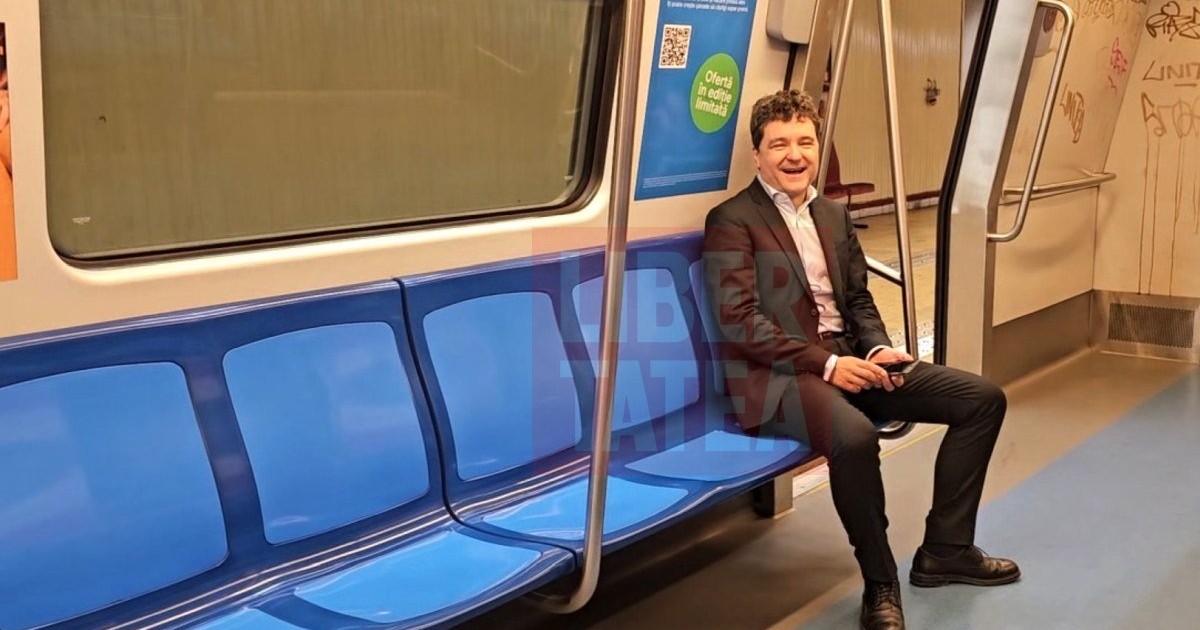 Nicușor Dan s-a așezat în trenul de metrou precum fostul contracandidat Cătălin Cîrstoiu. Foto: Cristian Otopeanu / Libertatea