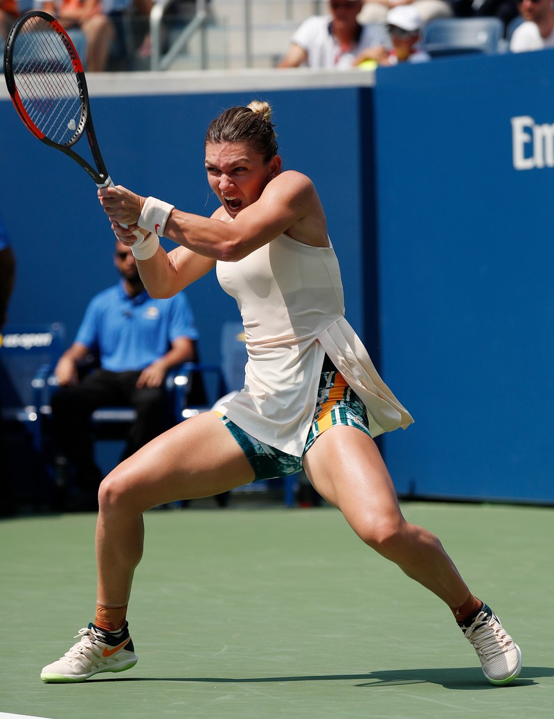 epa06976809 Simona Halep of Romania hits a return to Kaia Kanepi of Estonia during the first day of the US Open Tennis Championships the USTA National Tennis Center in Flushing Meadows, New York, USA, 27 August 2018. The US Open runs from 27 August through 09 September. EPA-EFE/JOHN G. MABANGLO