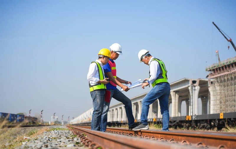 Trei firme gigant angajează în România muncitori calificați și ingineri în construcții și domeniul feroviar. Care sunt zonele în care se caută specialiști