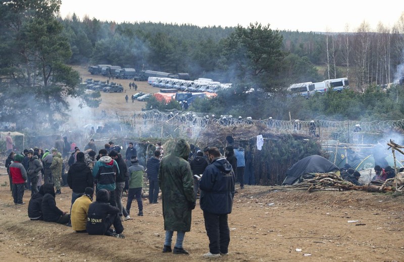 Tabără de refugiați în Belarus, la granița poloneză FOTO: EPA