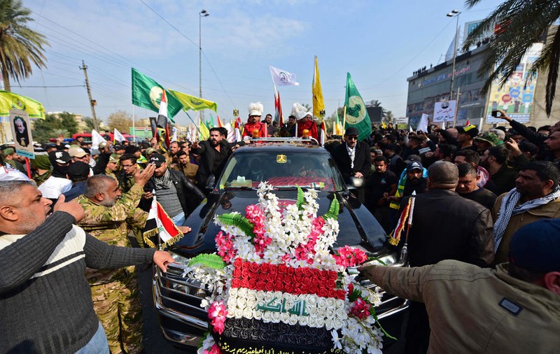Sicriul cu trupul neînsuflețit al generalului Qassem Soleimani a fost adus la Bagdad. Zeci de mii de oameni au strigat "Moarte Americii!"