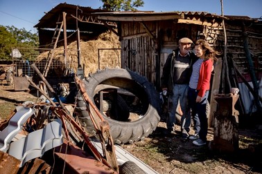 Nea Fană e unul dintre vecinii care au ajutat-o pe Mihaela să se aşeze în sat